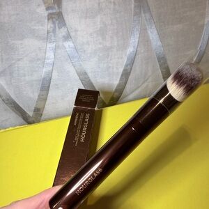 Hourglass Ambient Foundation Brush - Brown